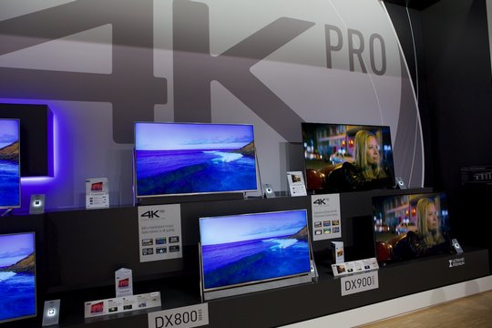 Vor allem im Premium-Segment gibt Panasonic mächtig Gas, die neuen LED-LCDs aus der DXC904-Serie bringen beste Bildqualität ins Wohnzimmer. Natürlich in UHD und ganz neu auch mit HDR (High Dynamic Range). Die HDR-Technik bringt noch mehr Kontrastumfang.